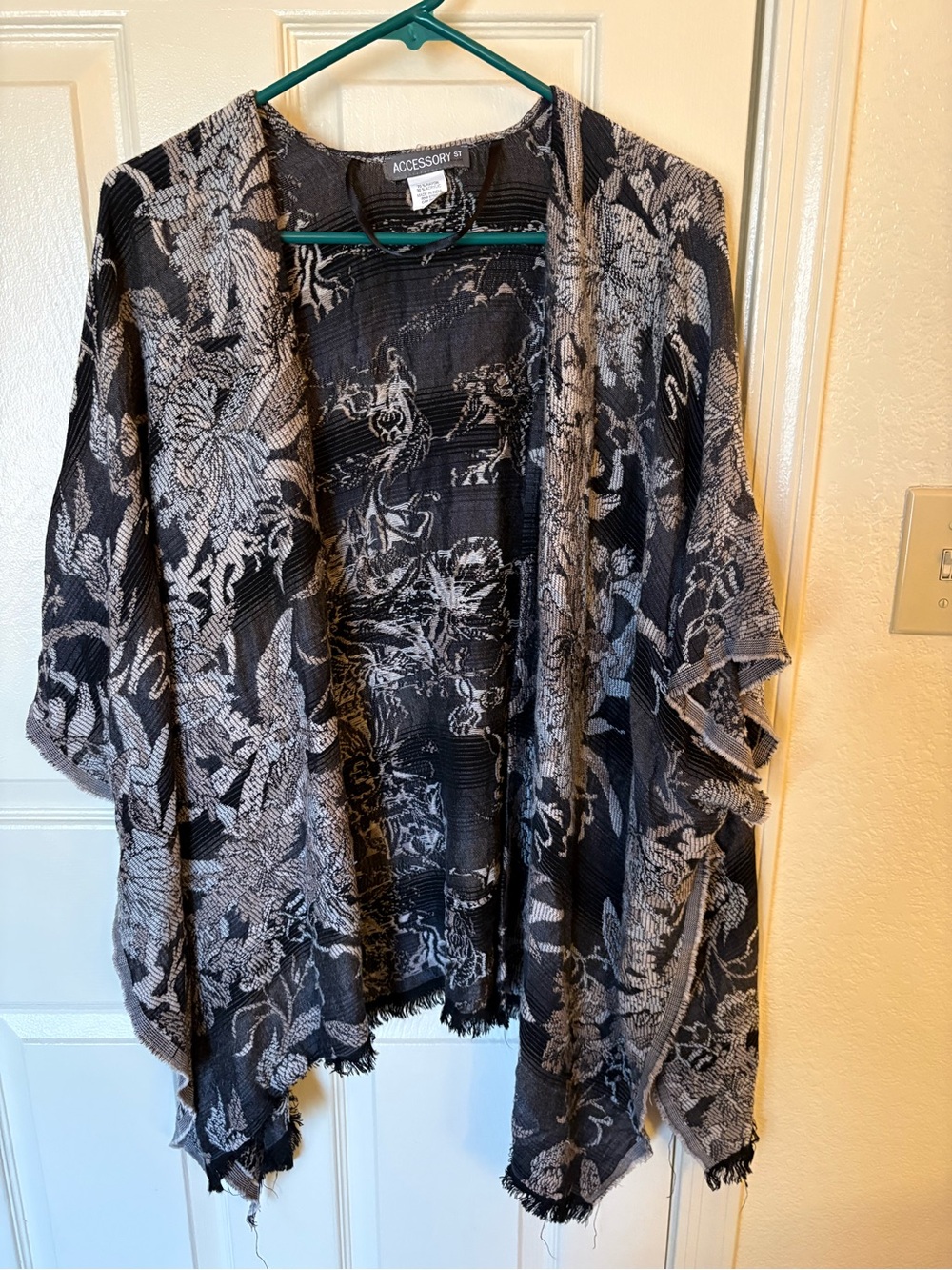 Accessorize Black & Gray Floral Open-Front Kimono Cardigan/Shawl